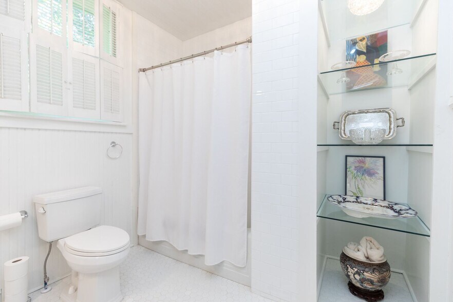 Building Photo - RESIDENTIAL/COMMERCIAL RENTAL - Charming historic home located downtown Opelika! (*Partially Furn...