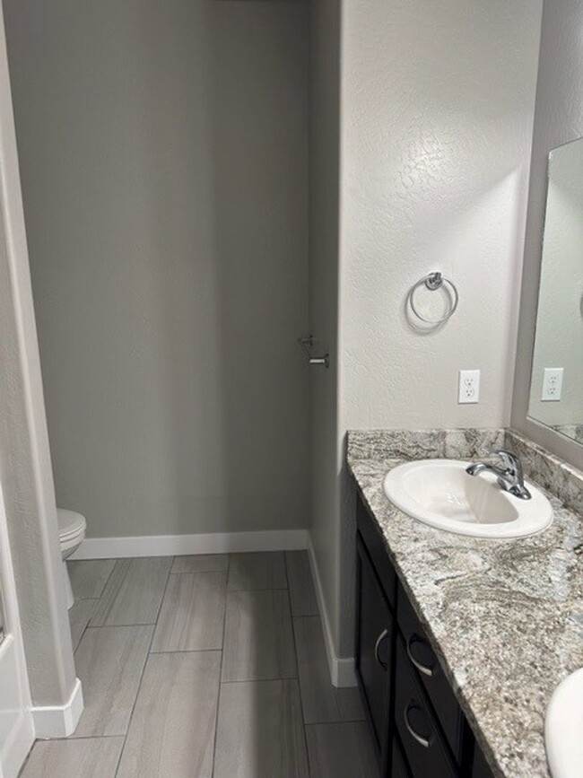 Building Photo - 2 Bedroom 2.5 Bath Townhome in desirable C...