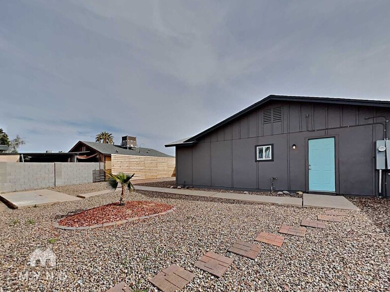 Building Photo - 5650 S 46th Pl