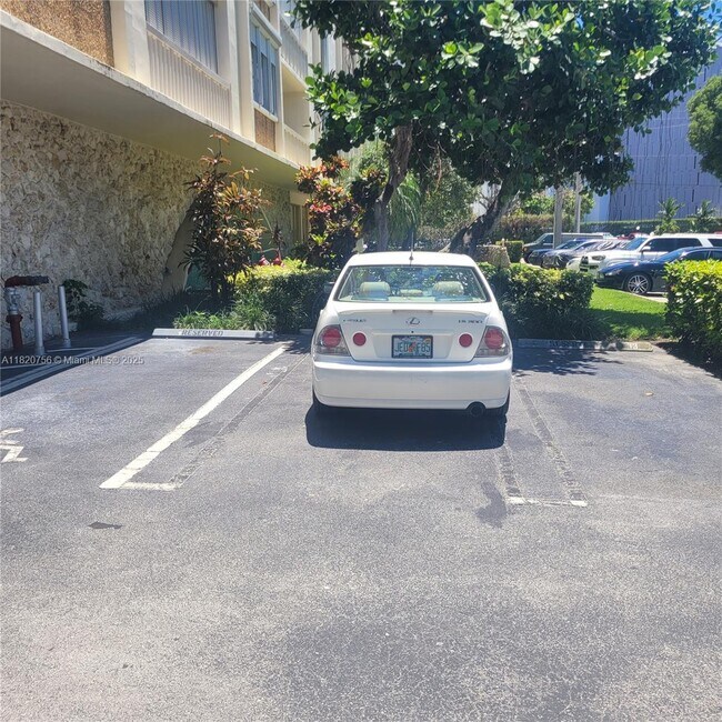 Building Photo - 9111 E Bay Harbor Dr