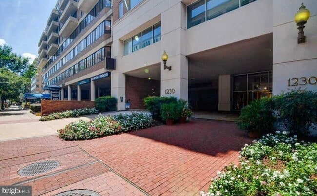 Building Photo - 1230 23rd St NW
