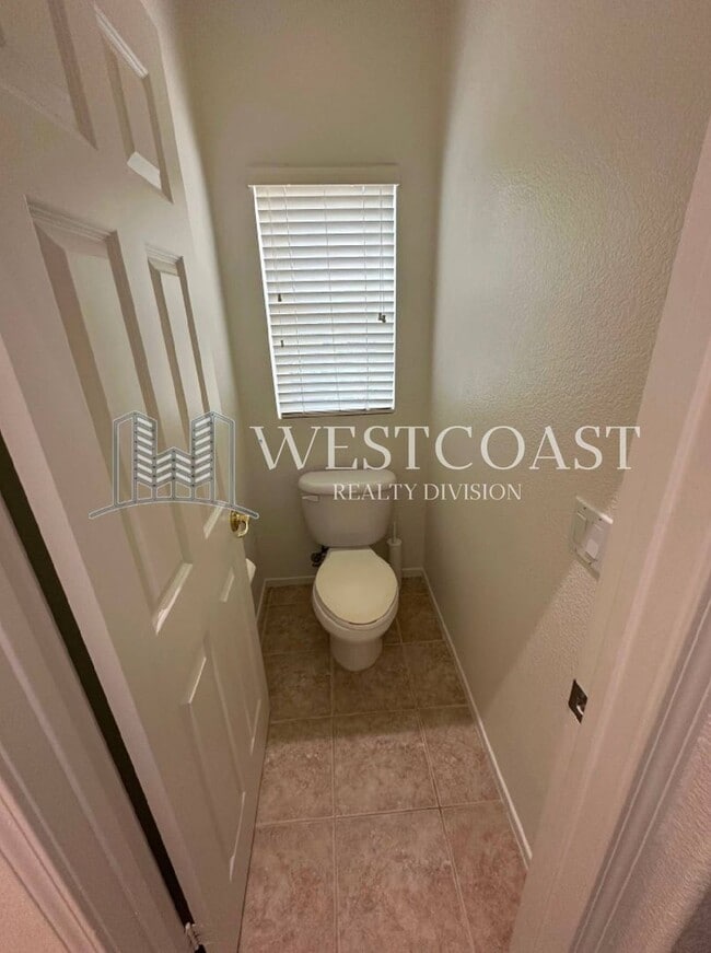 Building Photo - AVAILABLE NOW!!! 3 Bedroom 3 bath Private OASIS backyard in Vista, CA.