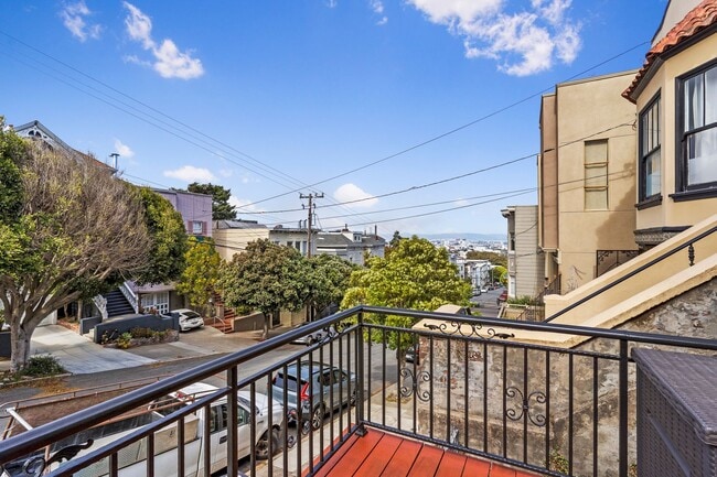 Building Photo - 2 Bed, 2 Bath, 2 Car Parking - Stunning Co...
