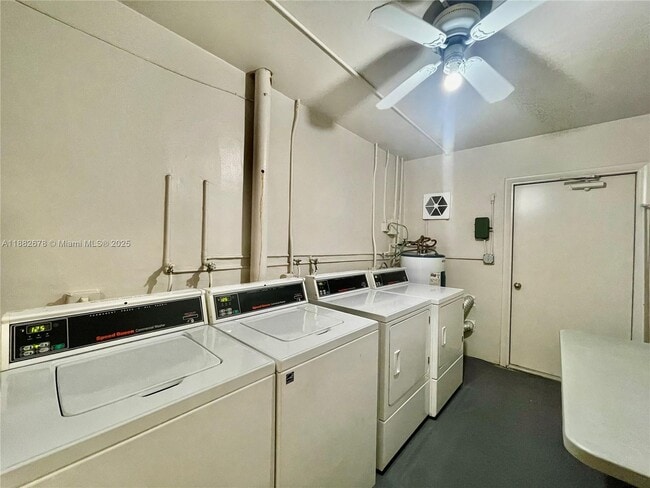 Building Photo - 2950 N Palm Aire Dr