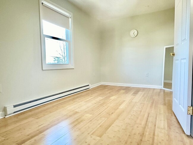 Building Photo - 4 Bed + 2 Bath - Screened in Porch! Pets W...