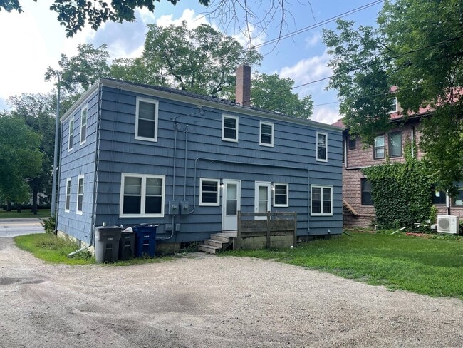 Building Photo - Spacious 3 bedroom, 1 bath duplex located in South Moorhead.