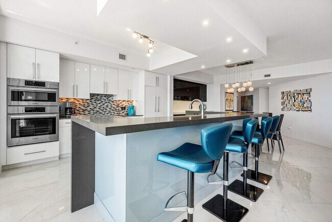 Building Photo - 2640 Lake Shore Dr