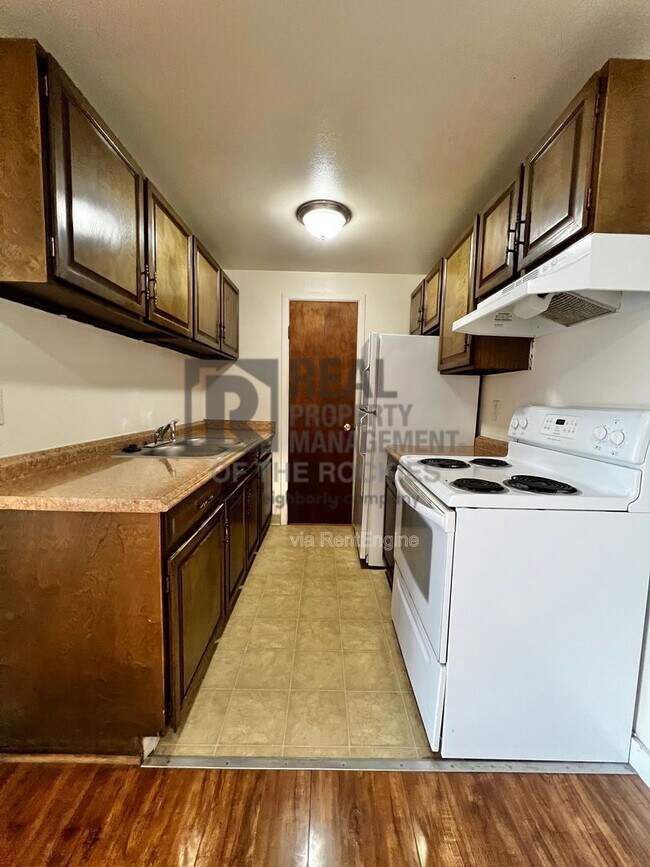 Primary Photo - 1005 Robertson St