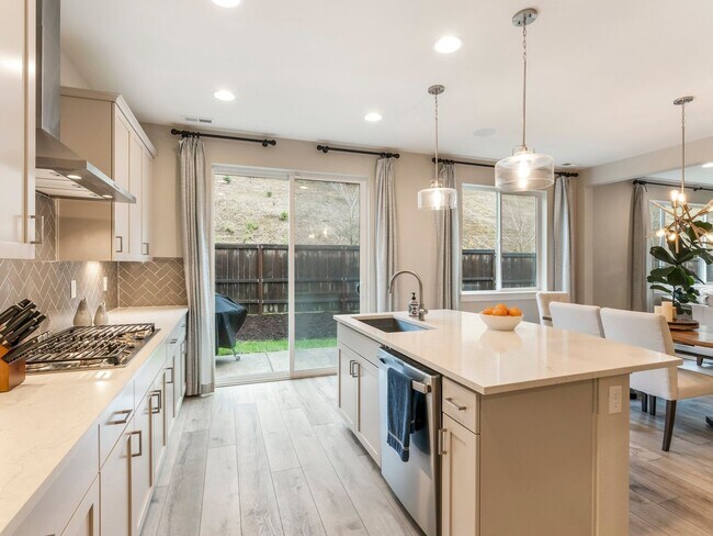 Building Photo - Stunning 4 Bed/2.5 Bath Modern Farmhouse in Scouters Mountain - HV