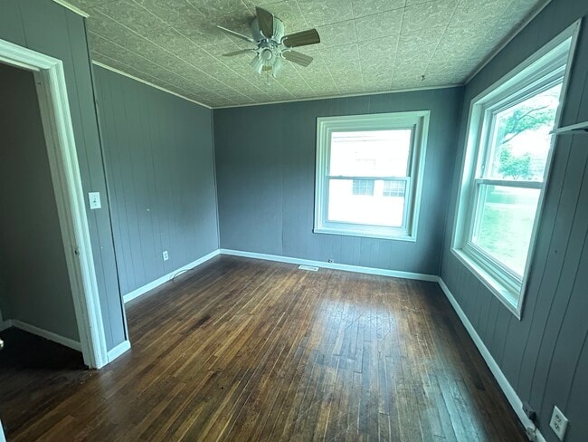 Building Photo - 5420 E 1st St N