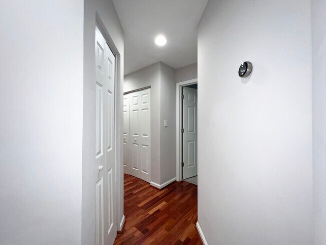 Building Photo - 221 New Kent Pl