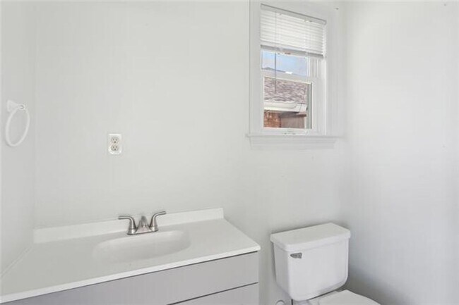 Building Photo - Beautiful Water Front Home