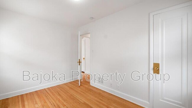 Building Photo - 1074 Moran Ave
