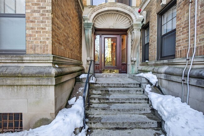 Building Photo - 118 Riverway St