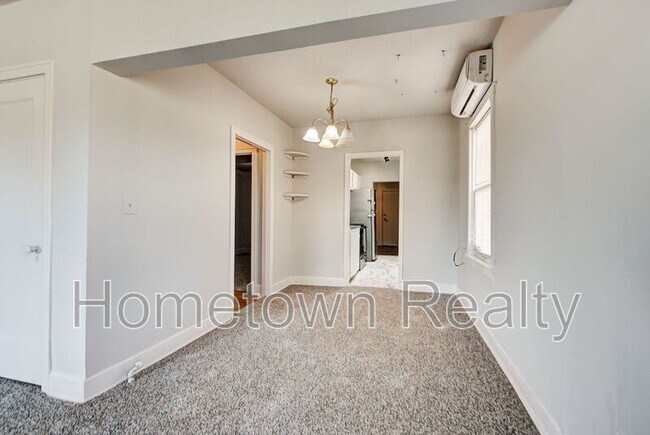Building Photo - 527 W Dill St