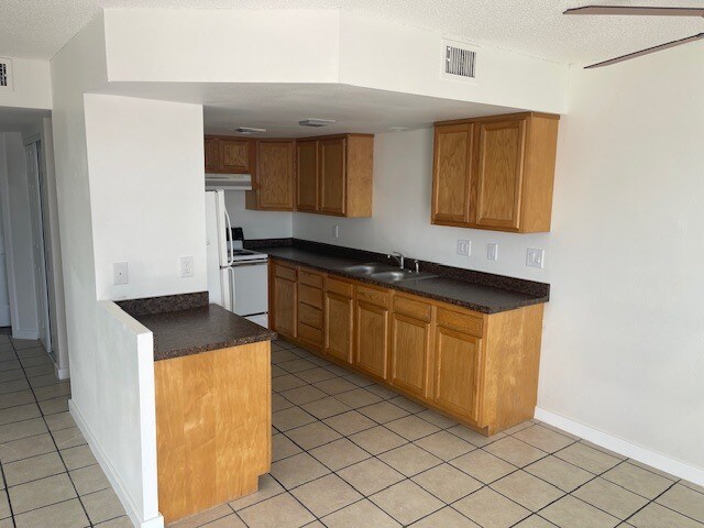 Building Photo - 2070 Sahara Dr