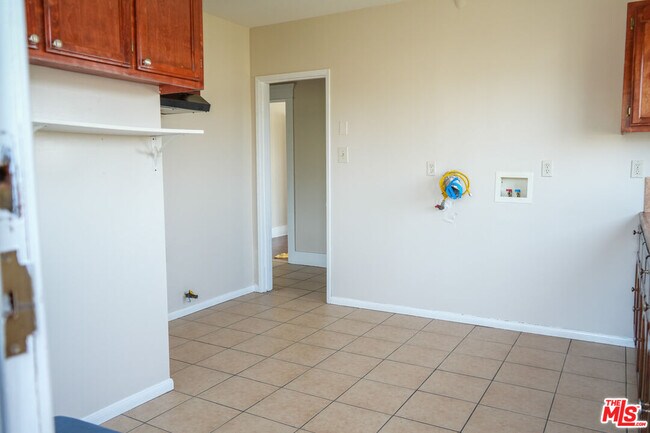 Building Photo - 1353 W 49th St