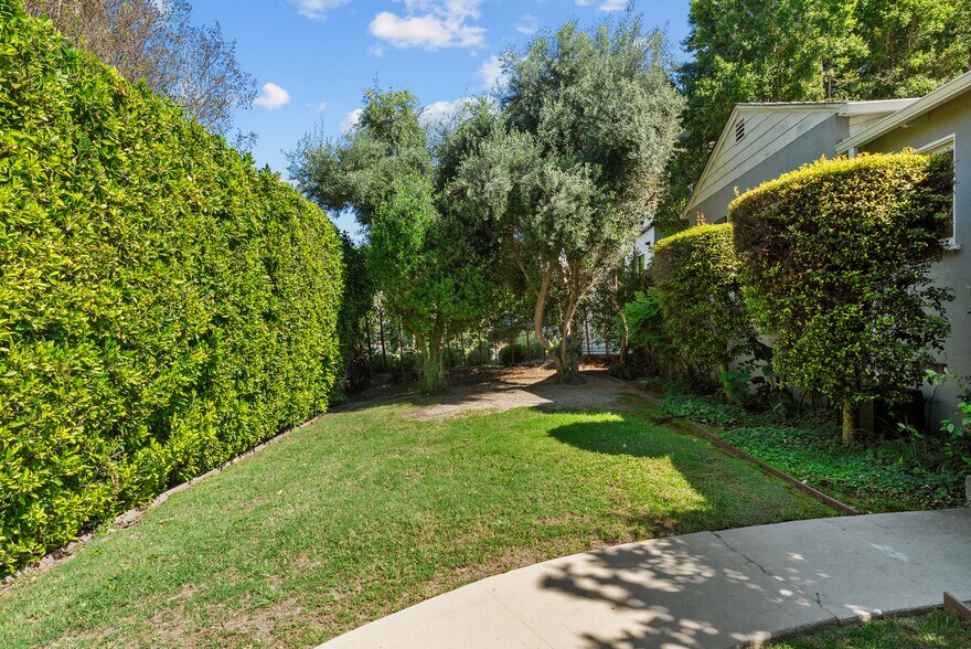 Building Photo - 4242 Van Nuys Blvd