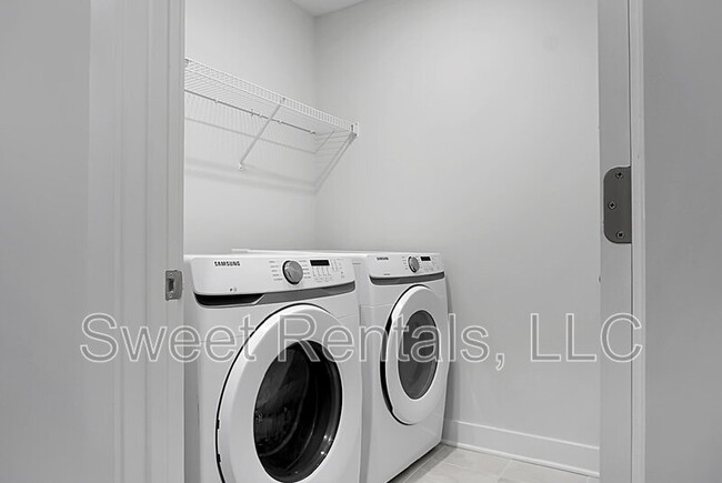 Building Photo - 4565 Mixson Ave