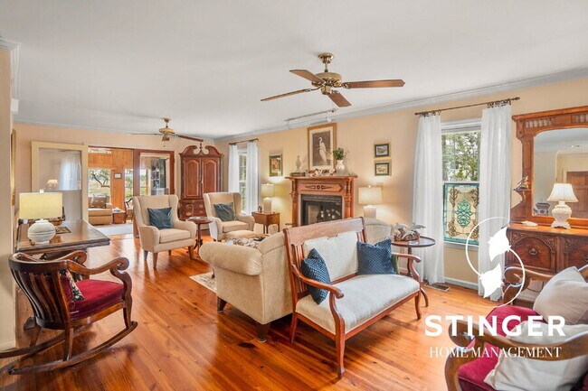 Building Photo - 1808 Lenora Dr