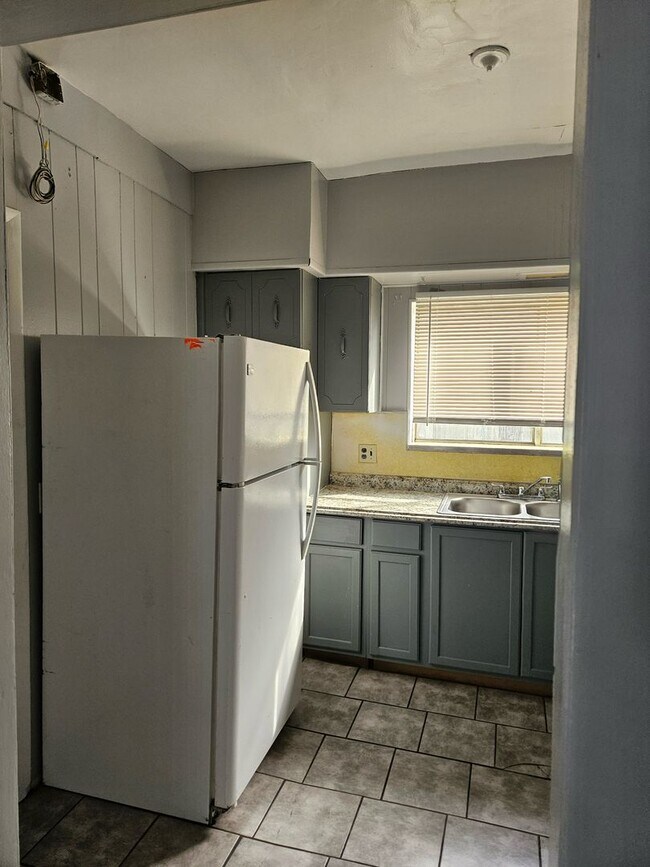 Building Photo - 2 bedroom/ 1 bathroom Detroit's Westside F...