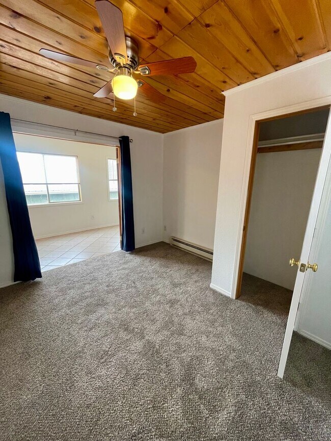 Building Photo - Manitou Springs 2 bedroom / 1 bath Available NOW