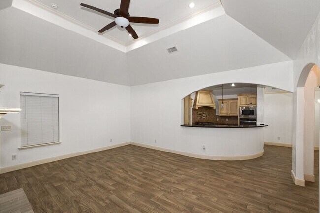 Building Photo - Stunning with 4 bedrooms in City View!