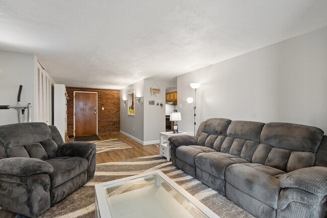 Building Photo - 46 Greentree Ln