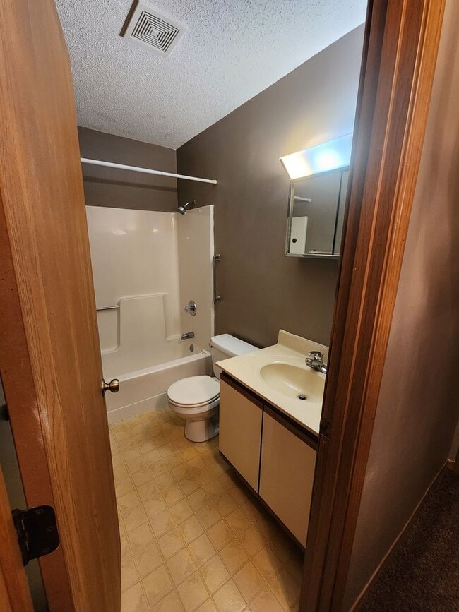 Building Photo - 1005 W Cherry St