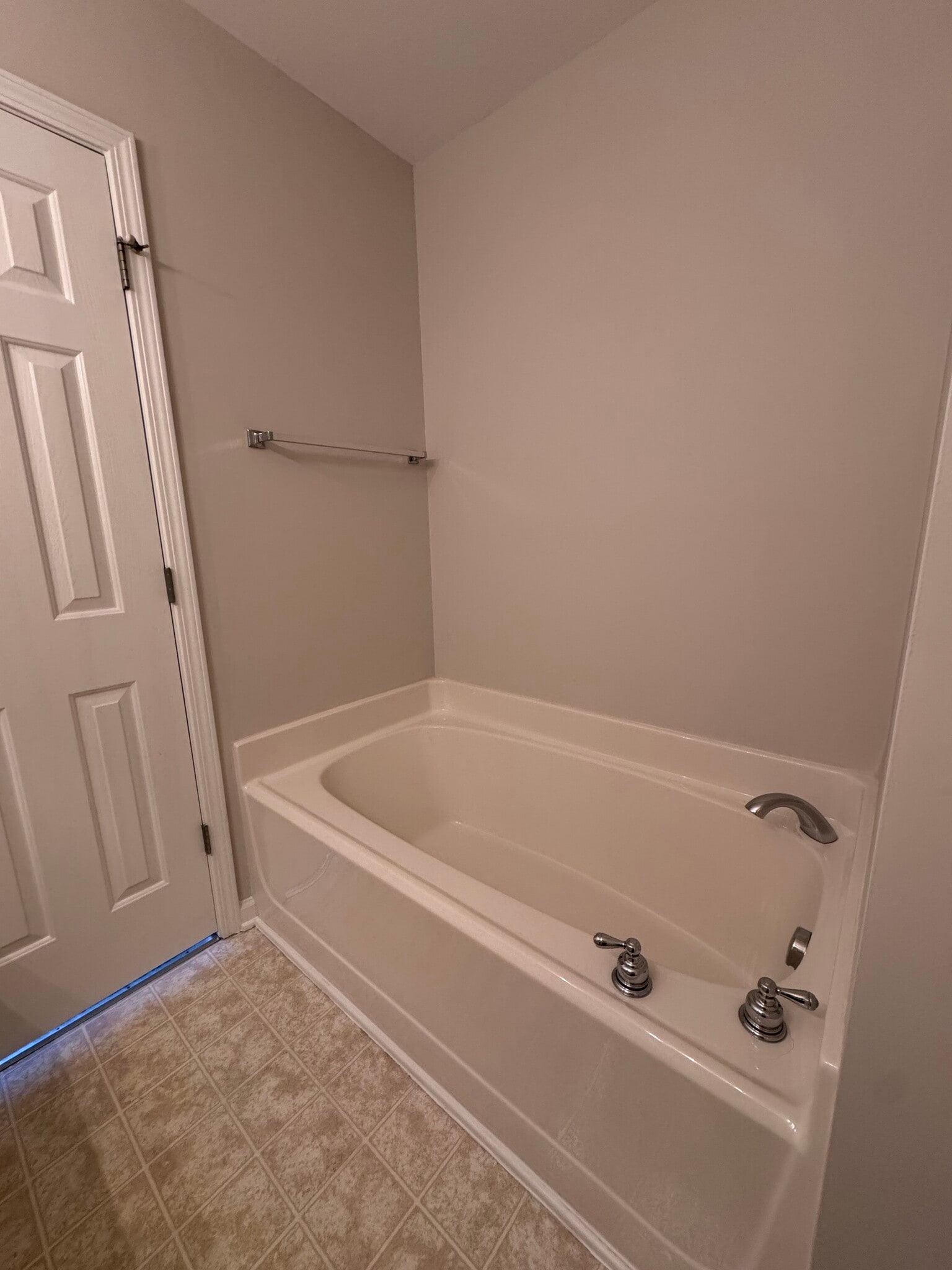 primary bath tub - 1106 Bungalow Park Dr