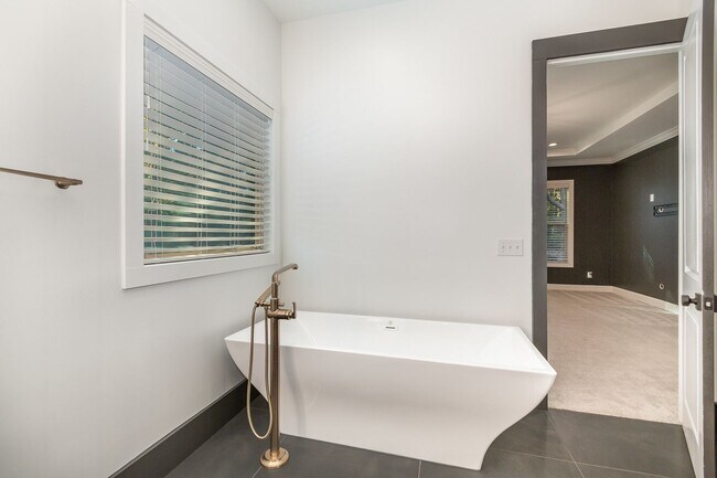 Building Photo - Stunning 5-Bedroom, 5-Bathroom Home with Chef's Kitchen and Luxurious Features