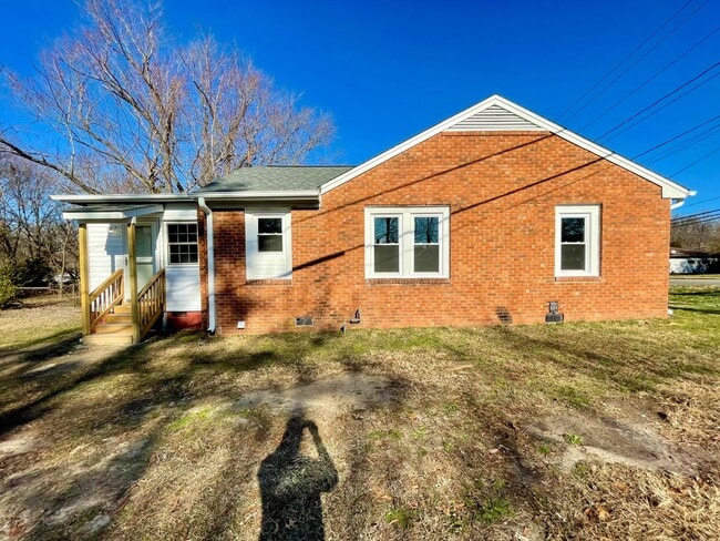 Building Photo - 3 Bedroom 1 Bathroom Home Located In Green...