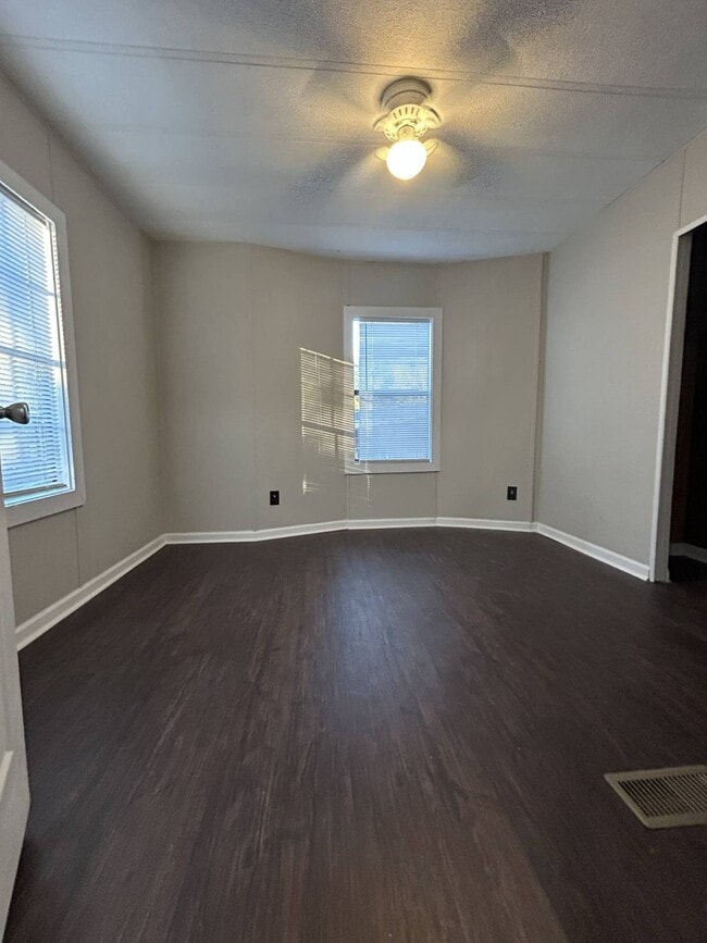 Building Photo - 10 White Oak Village