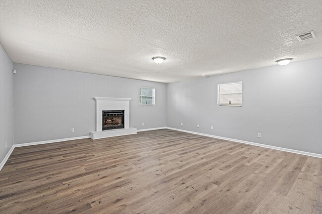 Building Photo - Beautiful Home