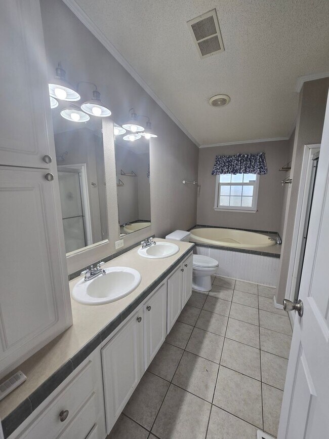 Building Photo - NEW LISTING!!!!!