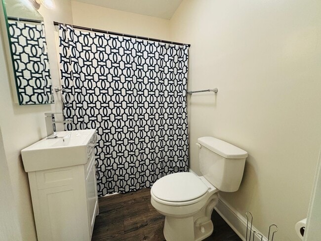 Building Photo - 2 Bedroom, 1 Bath Duplex