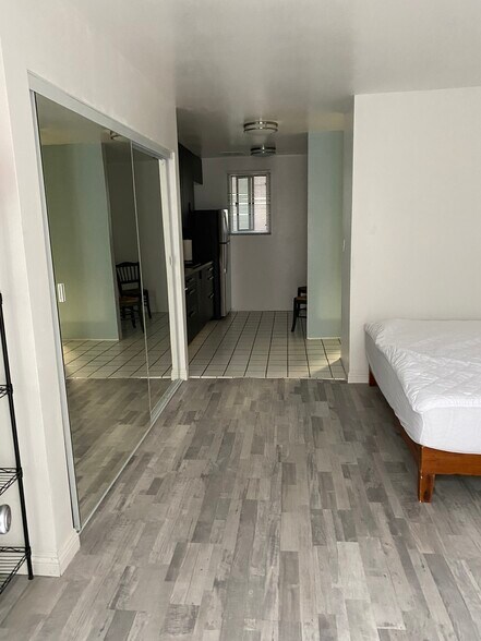 Building Photo - 313 Ocean Front Walk