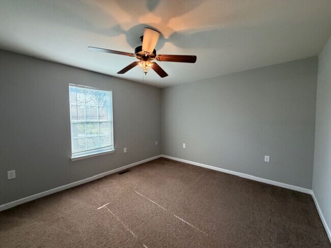 Building Photo - 1299 Pond St SE