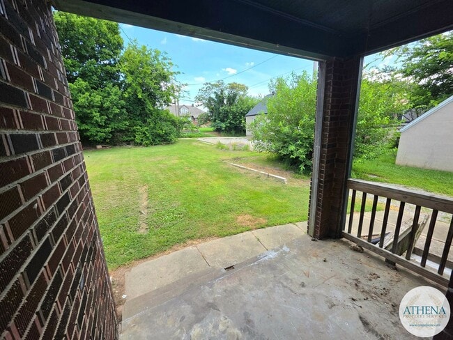 Building Photo - Charming 3 Bedroom / 1 Bath House with Original Hardwood Floors