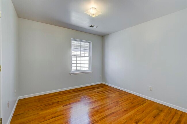 Building Photo - 30 E 41st St