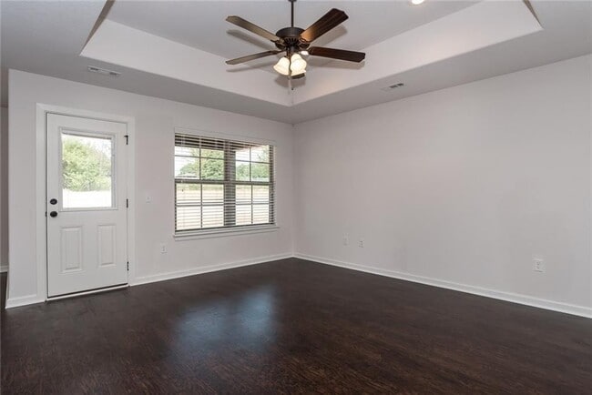 Building Photo - 105 Lion Dr N