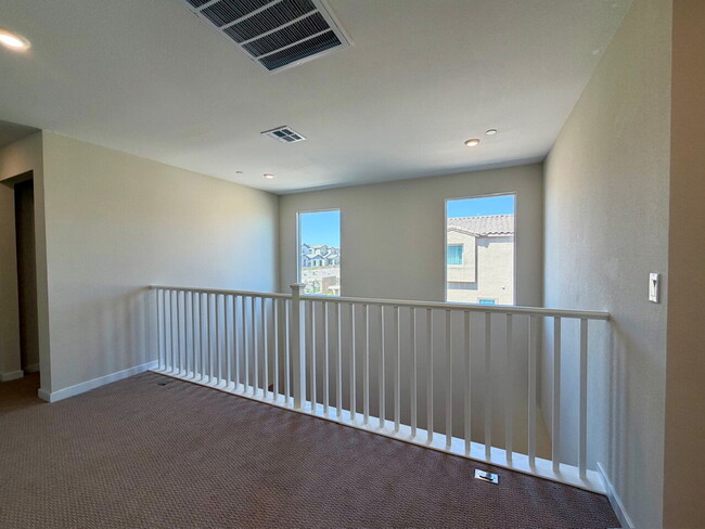 Building Photo - GORGEOUS 4 BED 3 BATH 2 CAR GARAGE SINGLE FAMILY HOME W/ LOFT, VAULTED ENTRYWAY, BACKYARD, AND BE...