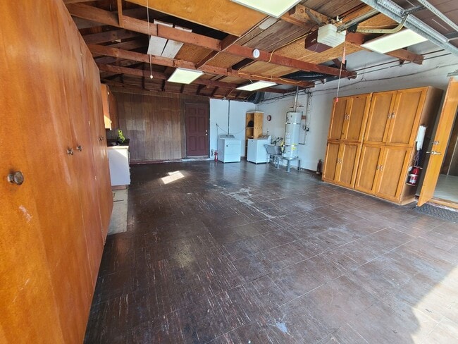 Building Photo - Spacious 4 bed 2 bath + 2 car garage & lar...