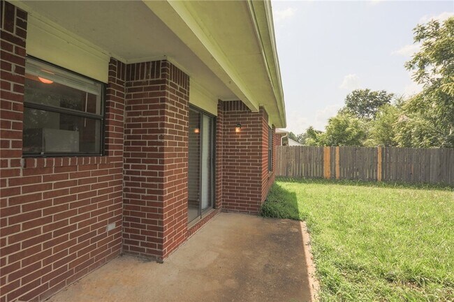 Building Photo - 2223 W Roselawn St