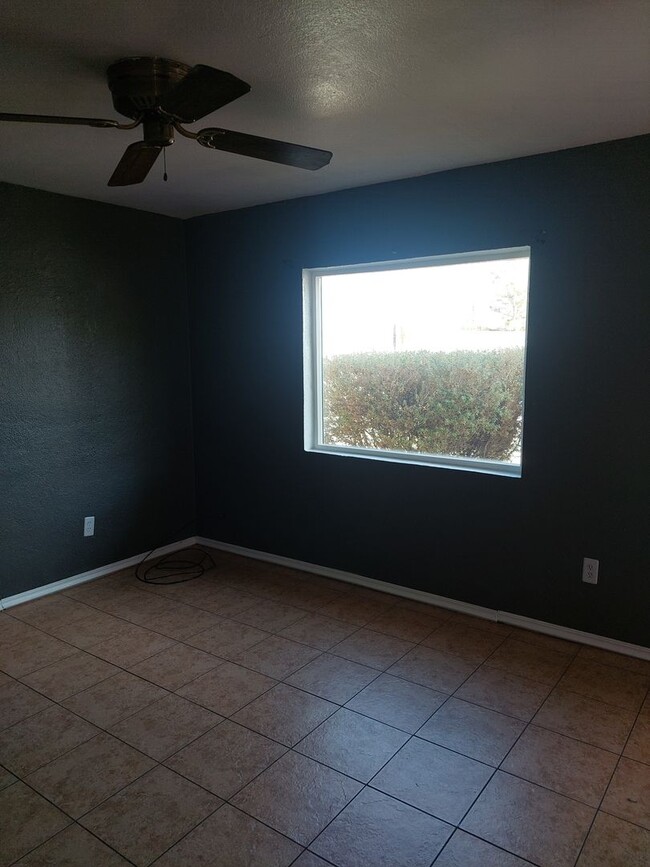 Building Photo - 3 bedroom 2 bathroom beautiful rental ! Av...