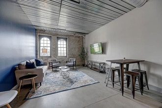 Building Photo - 1009 W Juneau Ave