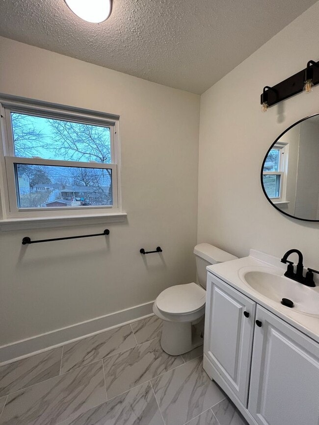 Building Photo - Newly renovated 3bed/2bath in east ridge for Rent!