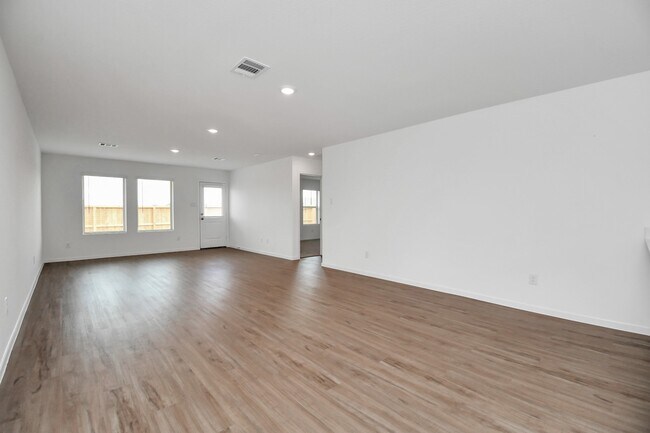 Building Photo - 1611 Windrose Bnd