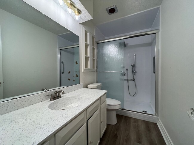 Building Photo - 3 Bedroom/2 Bathroom Home with Covered Pat...