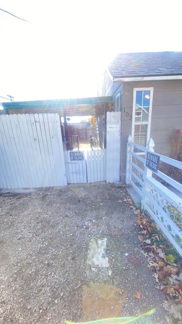 Building Photo - Cozy Home